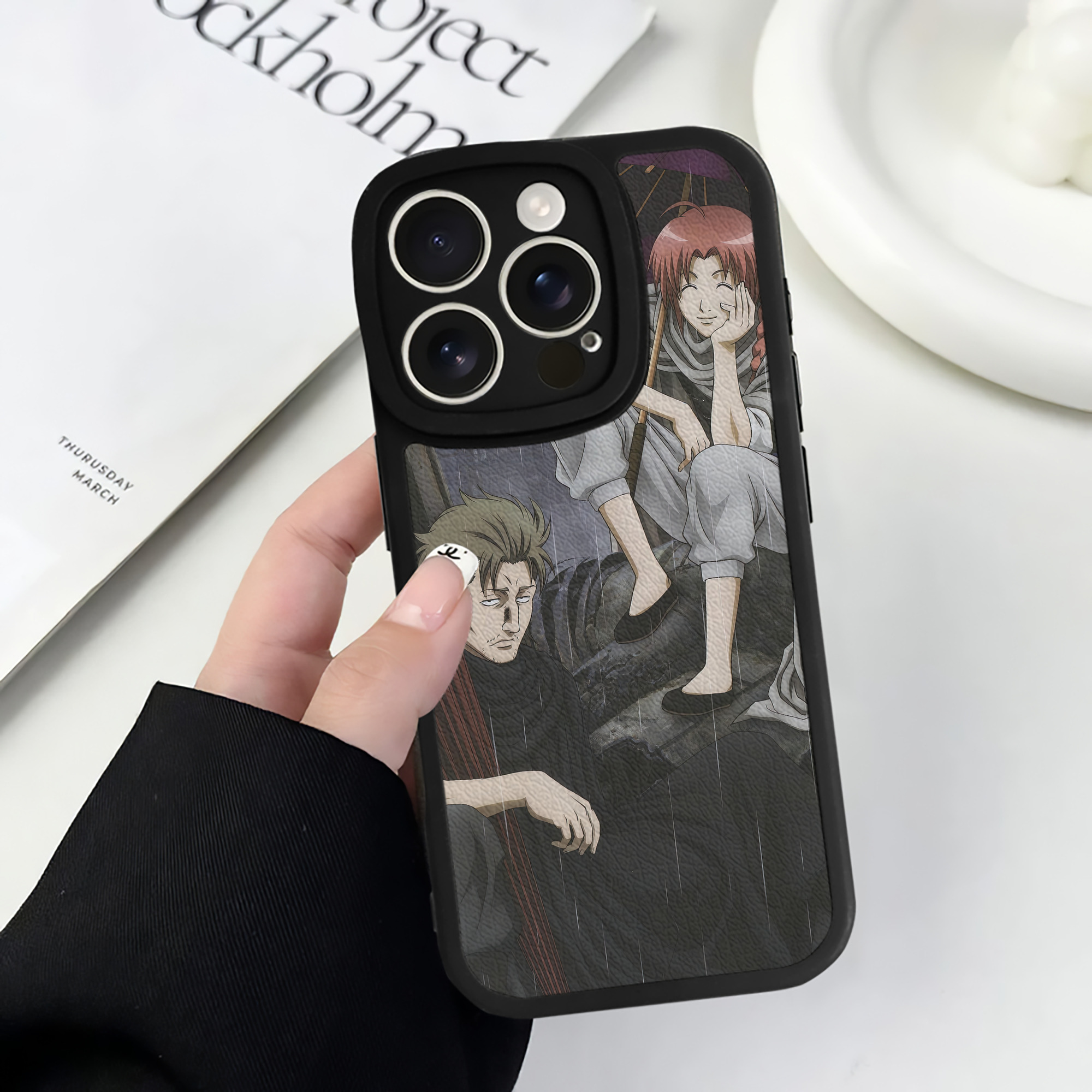 （画像用） ぎんたま 坂田銀時（さかたぎんとき） 神楽 志村新八（しむら しんぱち） GINTAMA Sakata Gintoki Kagura Shimura Shinpachi 【iPhone 16シリーズ対応】シリコンスマホケース（レザー調） 材質：シリコン